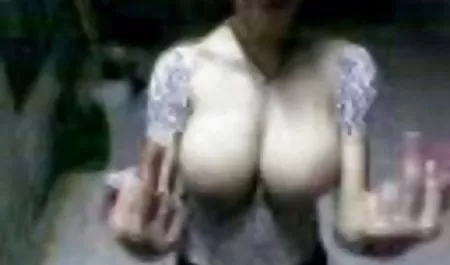 Piękna dziewczyna z dużym biustem wielkie sex filmy i filmiki cycki wielkie cycki czarny i biały