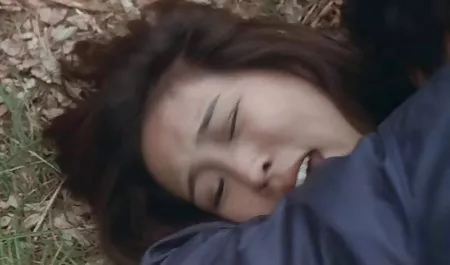 Dziewczynka z mamą prywatny sex film na kanapie
