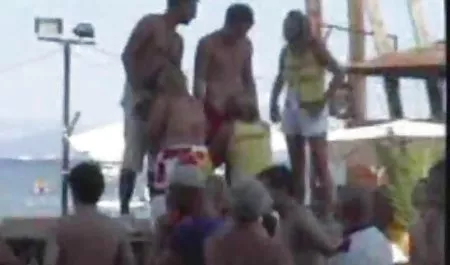 Busty brunetka darmowe filmy seks ze zwierzętami ma niewielką rolę